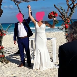 Simple elegant wedding dress! Beach wedding dress. Floravere.